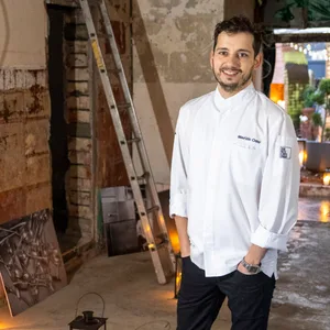 Maurizio Oster ist Inhaber des „Zeik“-Restaurants. Der Durchgang führt in den Hinterhof mit dem Pop-Up-Restaurant.