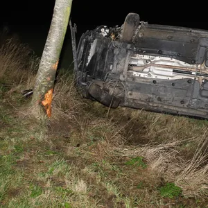 Das Auto schleuderte durch die Kollision zur Seite.
