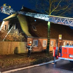 Feuerwehrkräfte sind vor Ort im Einsatz.