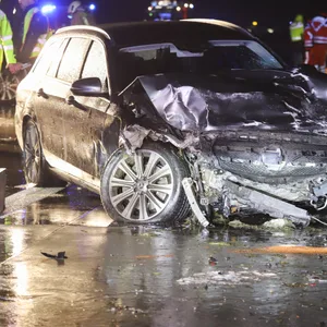 Einer der am Unfall beteiligten Fahrzeuge. Mehrere Menschen wurden verletzt.