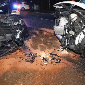 Zwei Autos sind in Nützen frontal ineinander gekracht und an der Front völlig zerstört