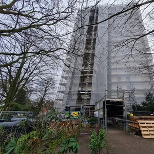 Das eingerüstete Hochhaus an der Heukoppel 14 in Bramfeld