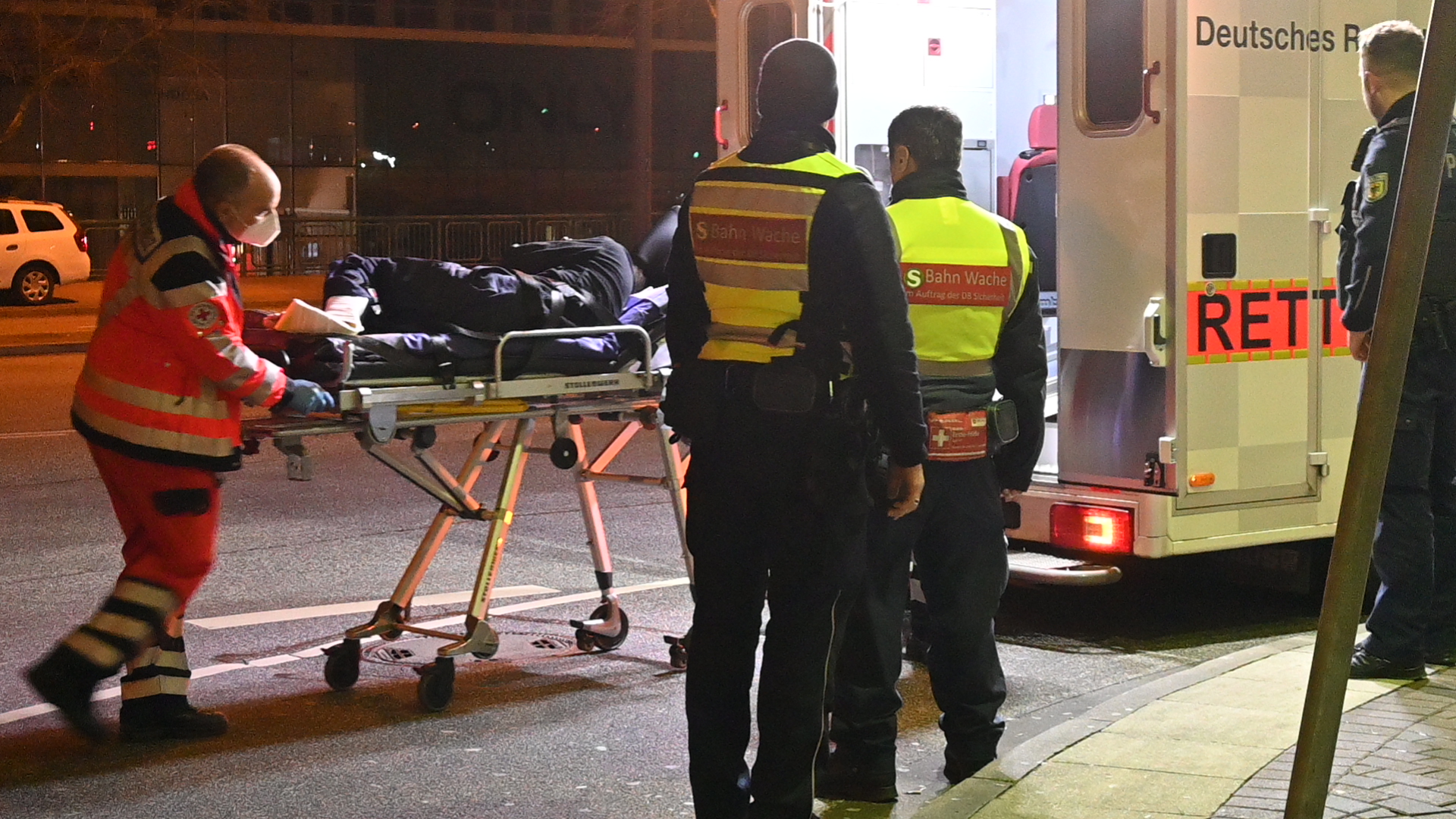Bundespolizist bei Kontrolle ins Gleisbett gerissen - verletzt in Klinik