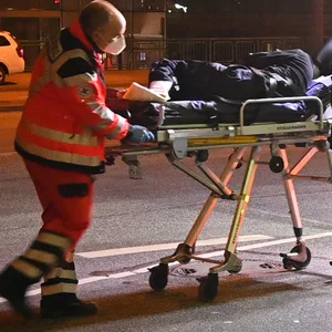 Bundespolizist bei Kontrolle ins Gleisbett gerissen - verletzt in Klinik