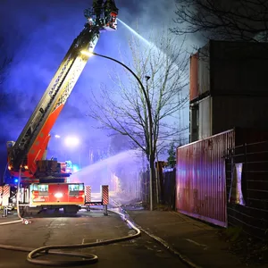 Feuerwehrkräfte beim Löscheinsatz am Ellerholzweg