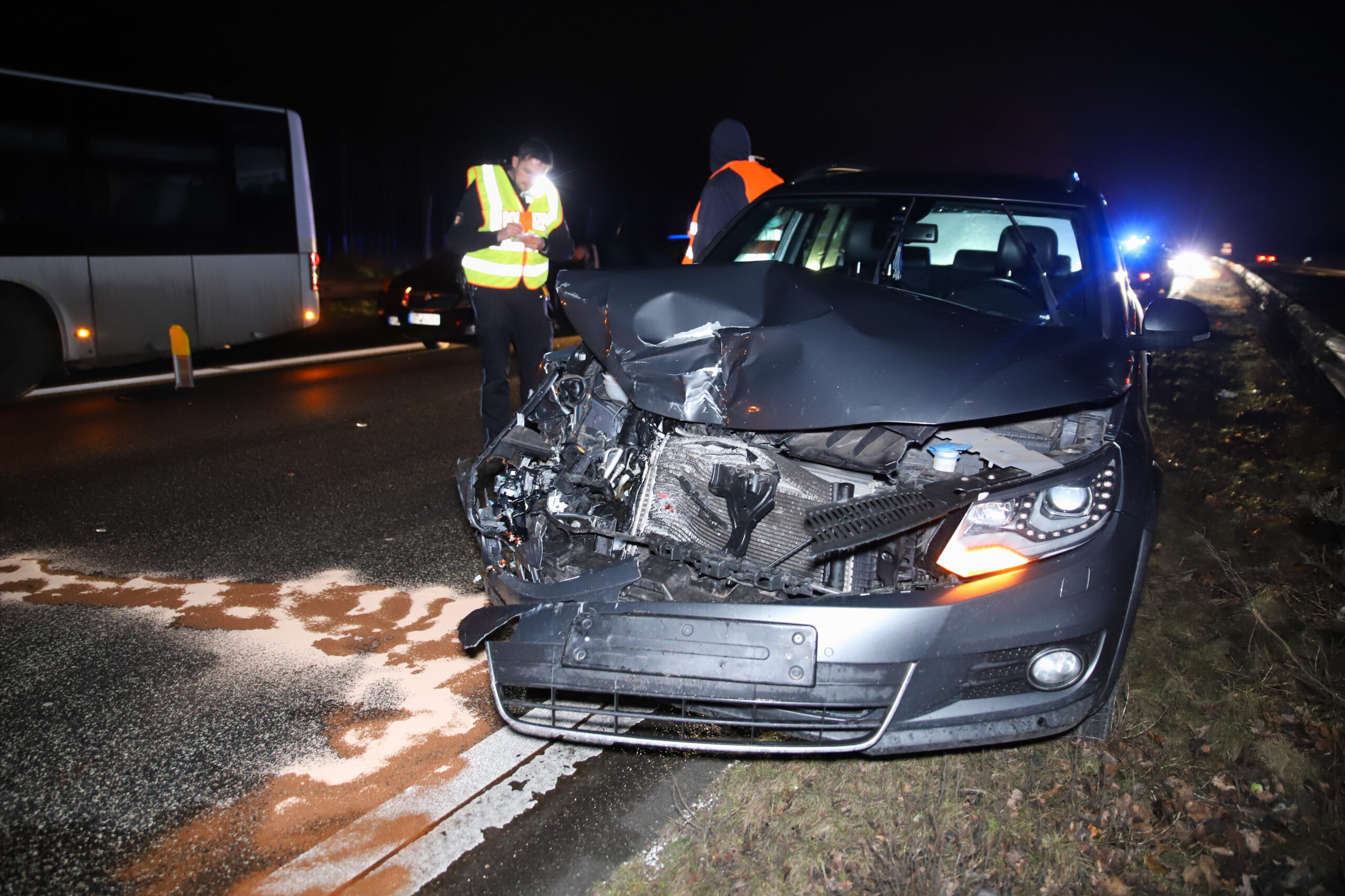 Eines der drei Autos, die an einem schweren Unfall auf der A23 bei Elmshorn beteiligt waren.