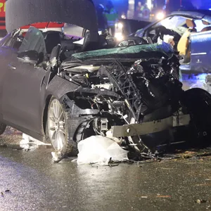 Die zwei am Unfall beteiligten Fahrzeuge mussten abgeschleppt werden.