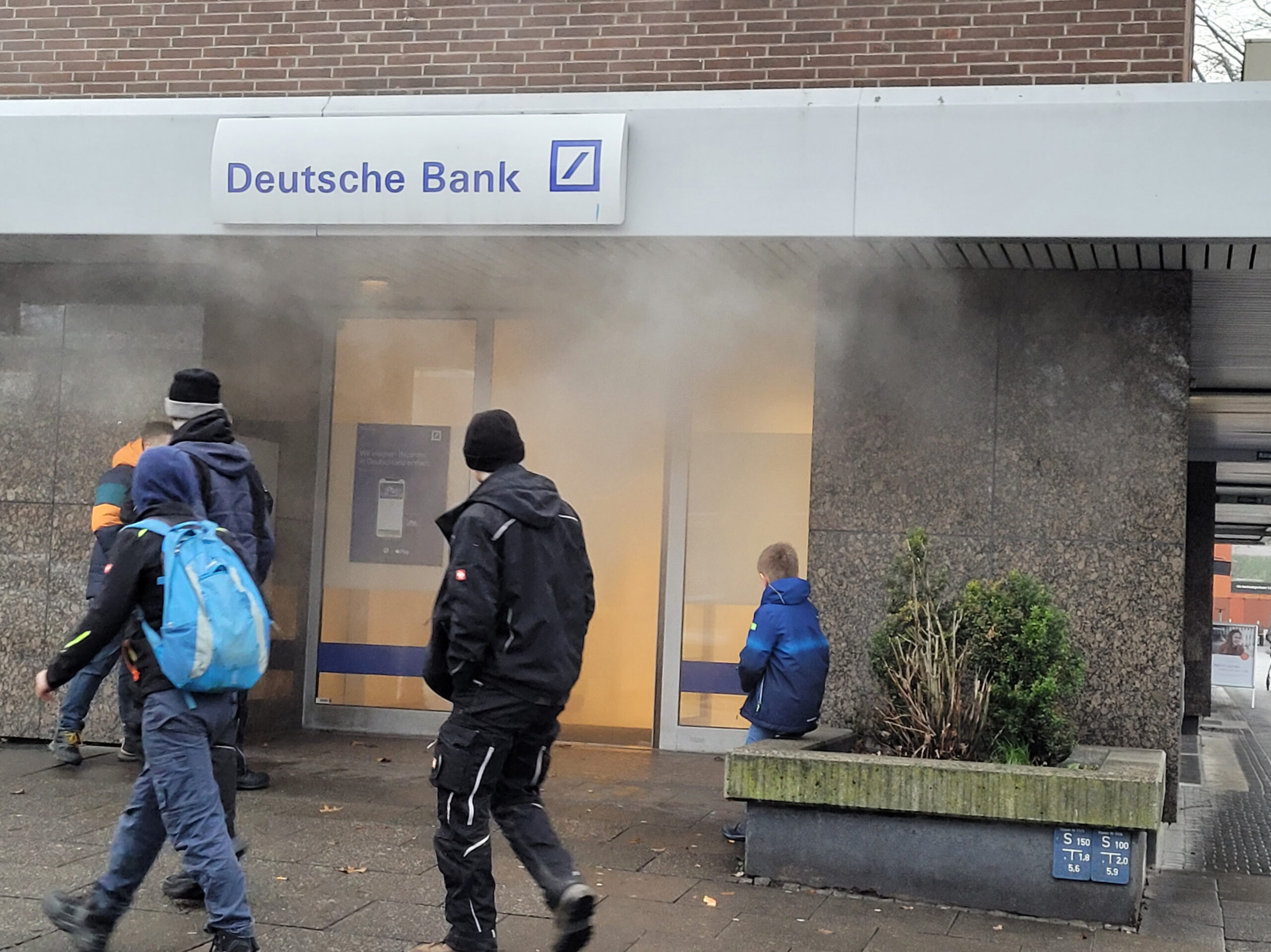 Rauch wabert aus der SB-Filiale der Deutschen Bank heraus.