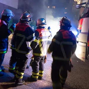 Feuerwehrleute in der Nacht