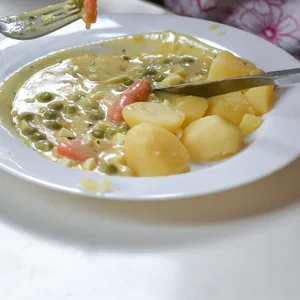 Mittagessen ist an Ganztagsschulen wichtig, doch die Kosten steigen im Zuge der Inflation (Symbolbild).