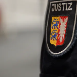 Während er schlief, soll ein Vater seinen achtjährigen Sohn sexuell missbraucht haben. (Symbolbild)