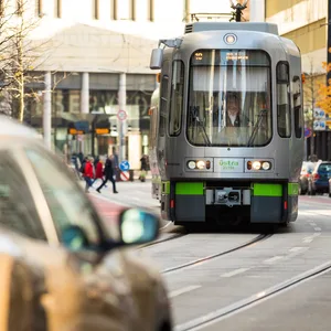 Eine Straßenbahn der Üstra fährt durch die Innenstadt in Hannover. (Symbolbild)