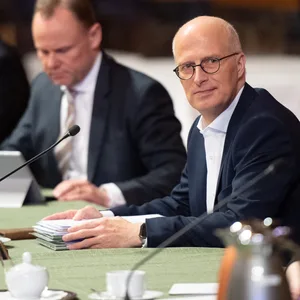 Grote, Tschentscher und Leonhard im Großen Festsaal