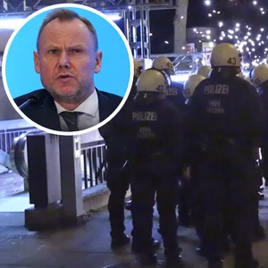 Polizisten in Harburg, Grote eingeklinkt