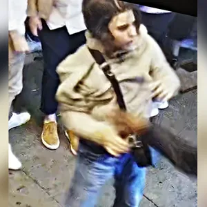 Fahndungsfoto eines jungen Mannes mit beigem Kapuzenpullover und dunklen Haaren