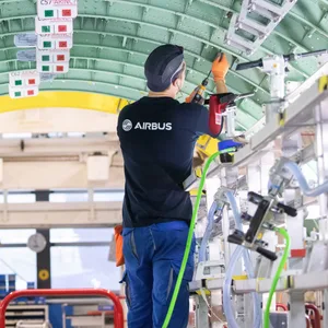 Ein Airbus-Techniker im Werk in Finkenwerder.
