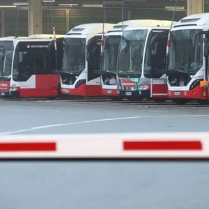 Busse stehen hinter einer Schranke auf dem Betriebshof Langenfelde der Hamburger Hochbahn
