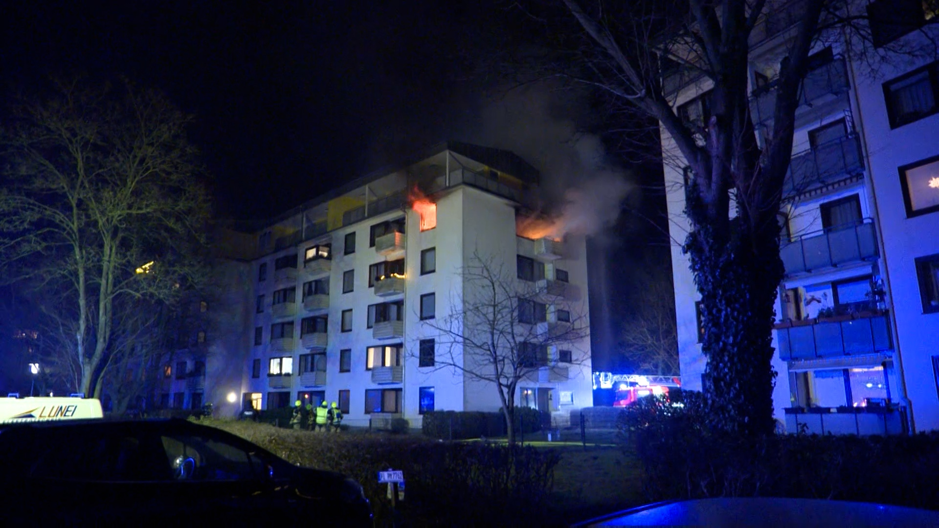 Flammen schlagen aus den Fenstern der Wohnung im vierten Stock.
