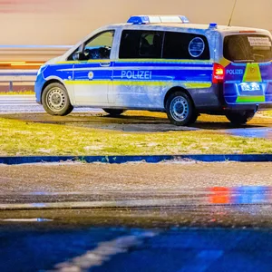 Bundespolizisten stehen in der Nacht mit ihrem Einsatzfahrzeug an der deutsch-niederländischen Grenze.