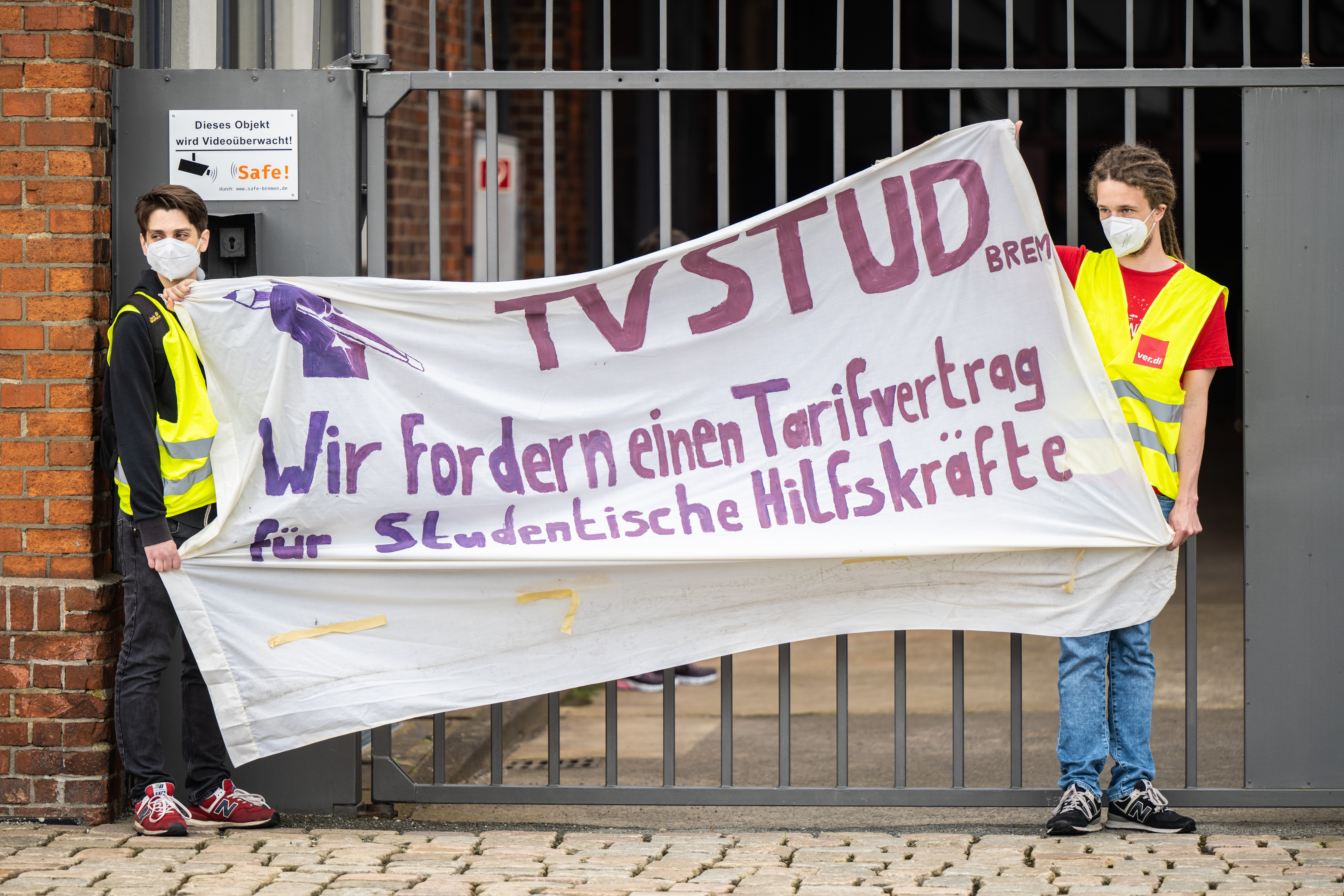 Demonstranten setzen sich in Bremen für einen Tarifvertrag für studentische Beschäftigte ein. (Archivbild)
