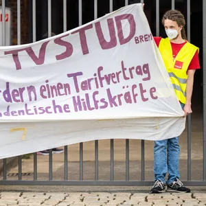 Demonstranten setzen sich in Bremen für einen Tarifvertrag für studentische Beschäftigte ein. (Archivbild)