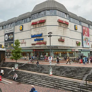 Im Altonaer Bahnhof – Mann tritt Bundespolizsten gegen Kopf und verletzt ihn