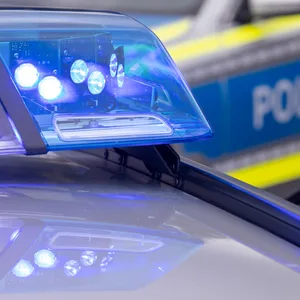 Ein Polizeiwagen im Einsatz (Symbolfoto)