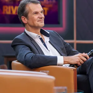 Klaus Brinkbräumer war bis 2018 „Spiegel“–Chefredakteur, ist seit 2021 MDR-Programmdirektor – und übernimmt jetzt die Talkshow „Riverboat“.