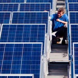 Der Solarausbau auf öffenlichen Gebäuden schwächelt. Doch immerhin auf Schuldächern geht es voran (Symbolbild).