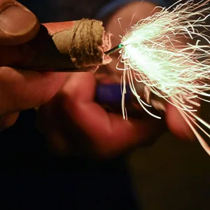 Ein Mann zündet einen Böller am Silvesterabend an (Symbolfoto).