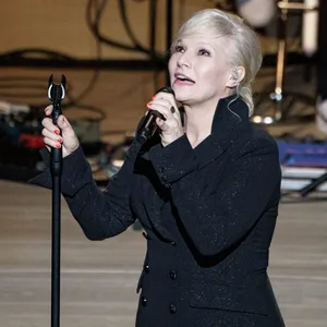 Ina Müller, Sängerin und Musikkabarettistin, steht bei ihrem „Neu-Neujahrskonzert" auf der Bühne der Elbphilharmonie.