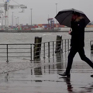 Regnerisches Wetter am Hamburger Hafen