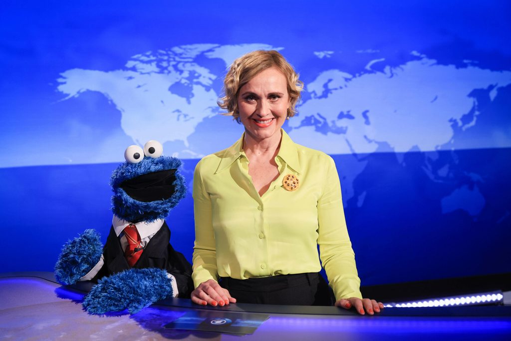Caren Miosga und neben ihr das Krümelmonster im Tagesthemen-Studio