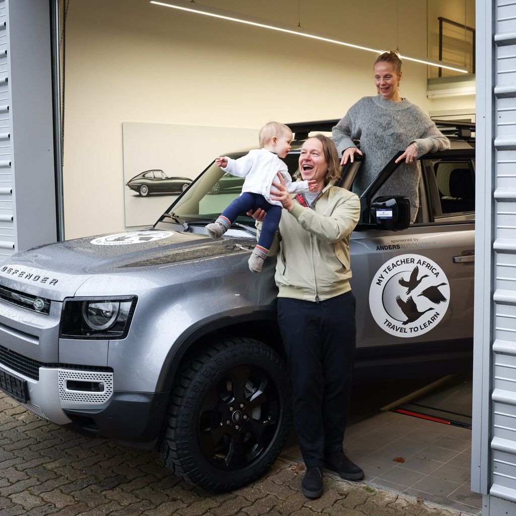 Der Hamburger Autor Michel Ruge, seine Ehefrau Annika und Tochter Jaguar stehen vor ihrem neuen Landrover Defender in einem Autohaus in Seevetal bei Hamburg.