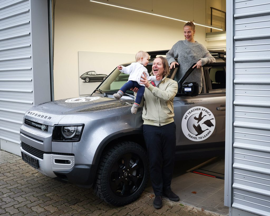 Der Hamburger Autor Michel Ruge, seine Ehefrau Annika und Tochter Jaguar stehen vor ihrem neuen Landrover Defender in einem Autohaus in Seevetal bei Hamburg.