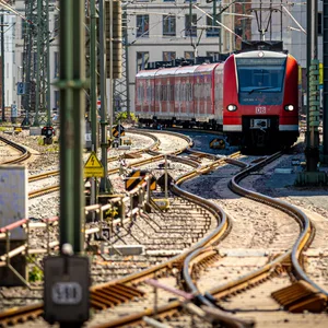Eine Regionalbahn steht am Hauptbahnhof in Hannover.