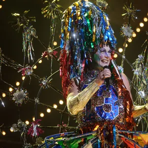 Eine Person in einem Glitzerkostüm auf der Bühne