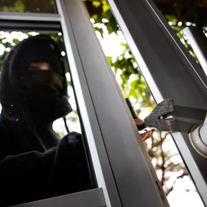 Die Täter kletterten an Regenrohren hoch und stiegen dann über Balkone ein. (Symbolfoto)
