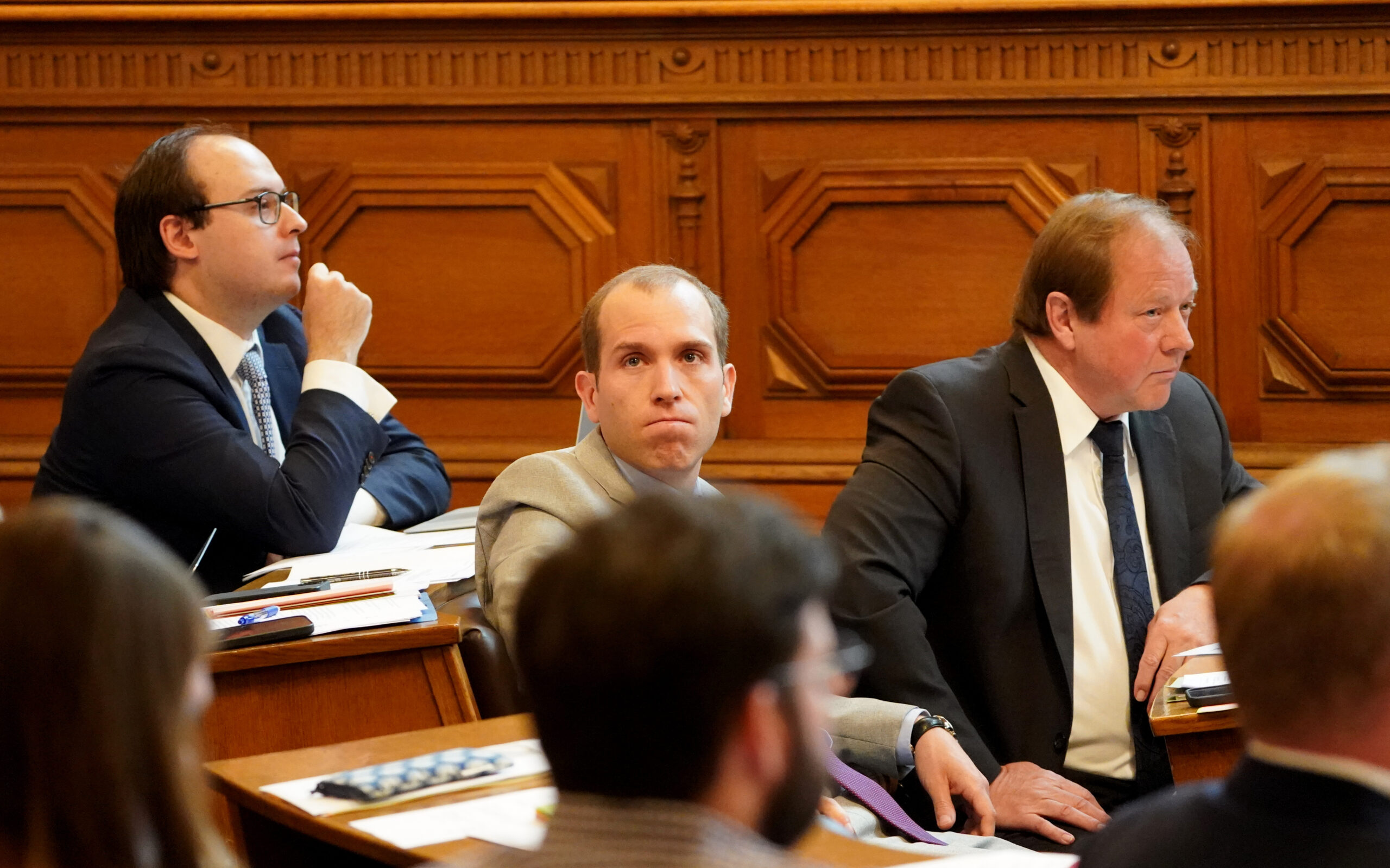 Dennis Thering (Mitte), Fraktionsvorsitzender der CDU in der Hamburgischen Bürgerschaft, sitzt zwischen den AfD-Abgeordneten Krzysztof Walczak (l) und Dirk Nockemann, Fraktionsvorsitzender der AfD.