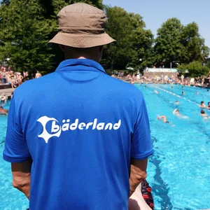 Ein Bäderland-Mitarbeiter steht am Rand eines Beckens im Kaifu-Freibad. (Symbolbild)