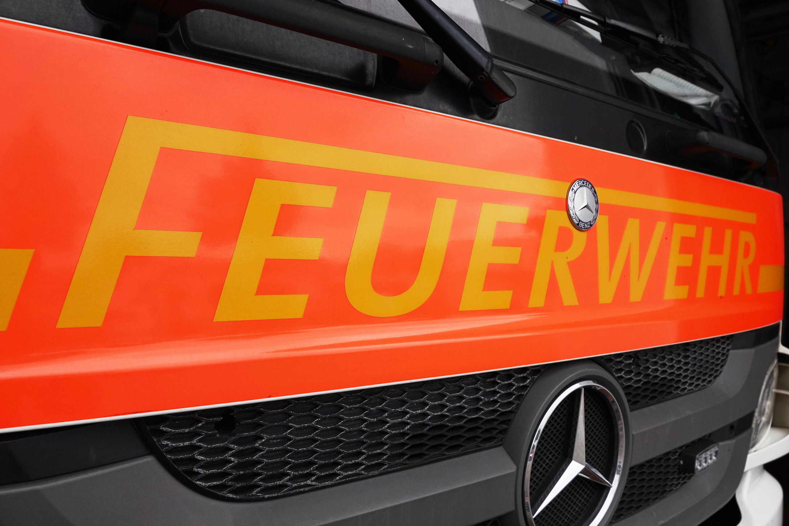 Auf einem Löschfahrzeug der Feuer- und Rettungswache Berliner Tor ist der Schriftzug „Feuerwehr“ zu sehen.