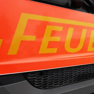 Auf einem Löschfahrzeug der Feuer- und Rettungswache Berliner Tor ist der Schriftzug „Feuerwehr“ zu sehen.