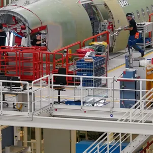 Airbus-Mitarbeiter arbeiten auf dem Werksgelände in Finkenwerder an A320-Flugzeugrümpfen.