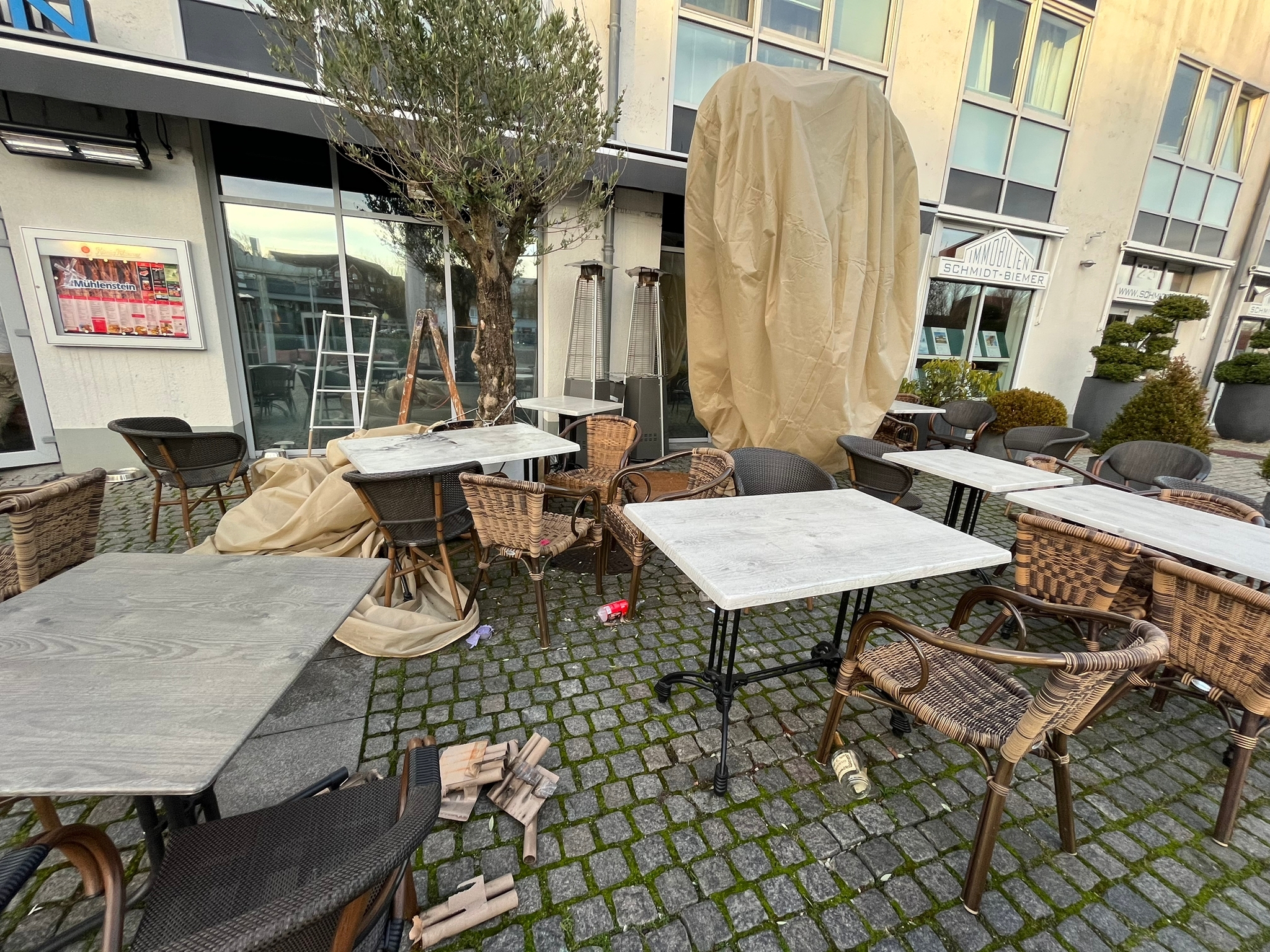 Müll und Brandspuren: Die Terrasse des Restaurants „Mühlenstein Wedel“ nach der Silvesternacht