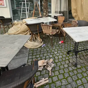 Müll und Brandspuren: Die Terrasse des Restaurants „Mühlenstein Wedel“ nach der Silvesternacht