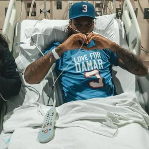 Damar Hamlin mit seinen Eltern im Krankenahsu