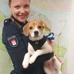 Eine Beamtin der Wache 47 mit dem Beagle-Mix.