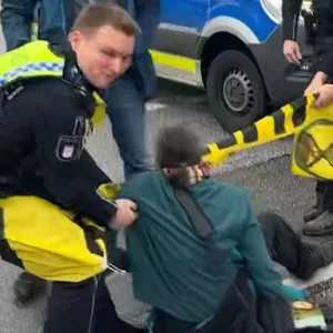 Bevor sie sich festkleben konnten – Polizei ziet Aktivisten von der Straße