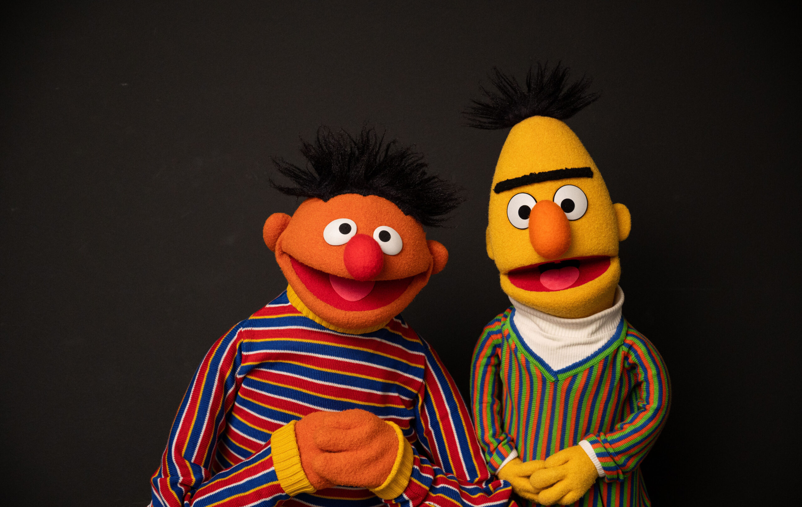 Die Figuren Ernie und Bert aus der Sesamstraße, aufgenommen in einem Fotostudio anlässlich des 50. Jubiläums der Sesamstraße.