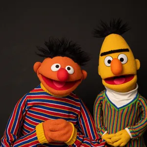 Die Figuren Ernie und Bert aus der Sesamstraße, aufgenommen in einem Fotostudio anlässlich des 50. Jubiläums der Sesamstraße.